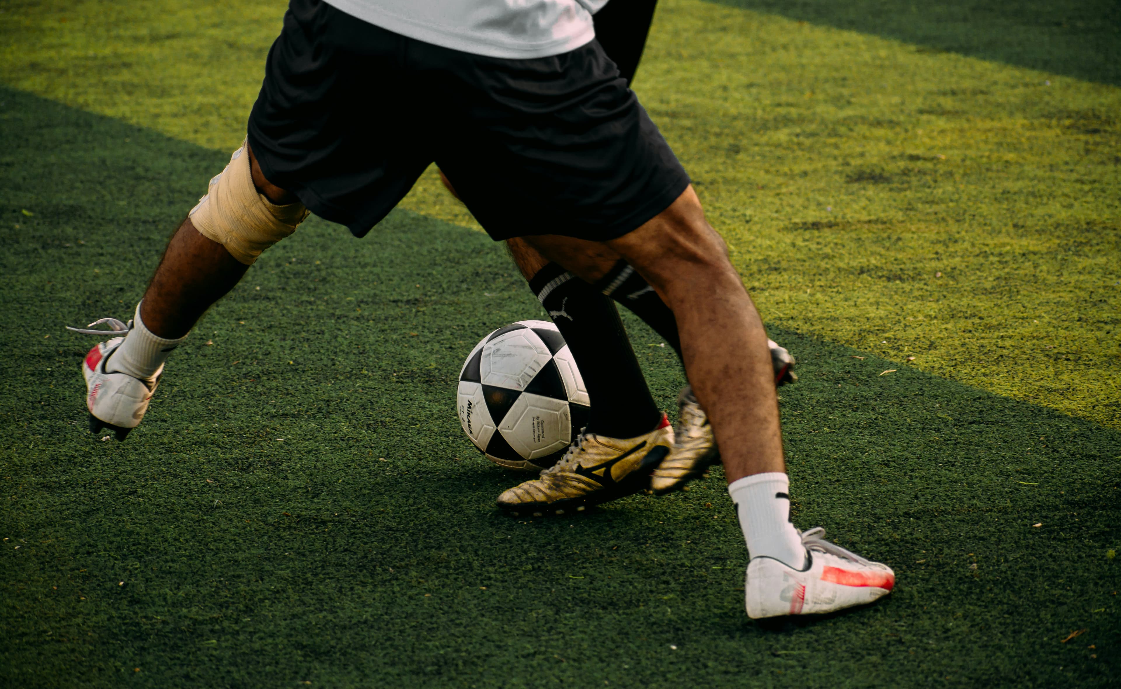 Close control with the ball at the boot and knee telemetry tracking